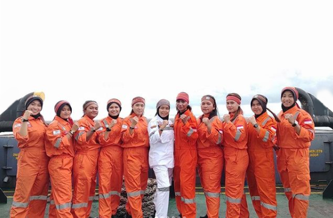 Para Wanita Tangguh Penerjang Ombak